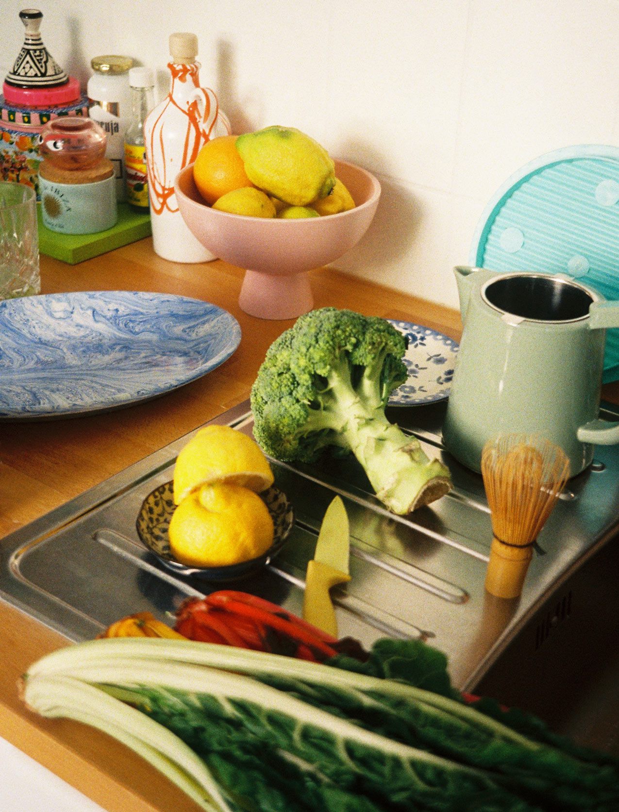 frisches Gemüse auf der Küchenspüle während der Zubereitung 