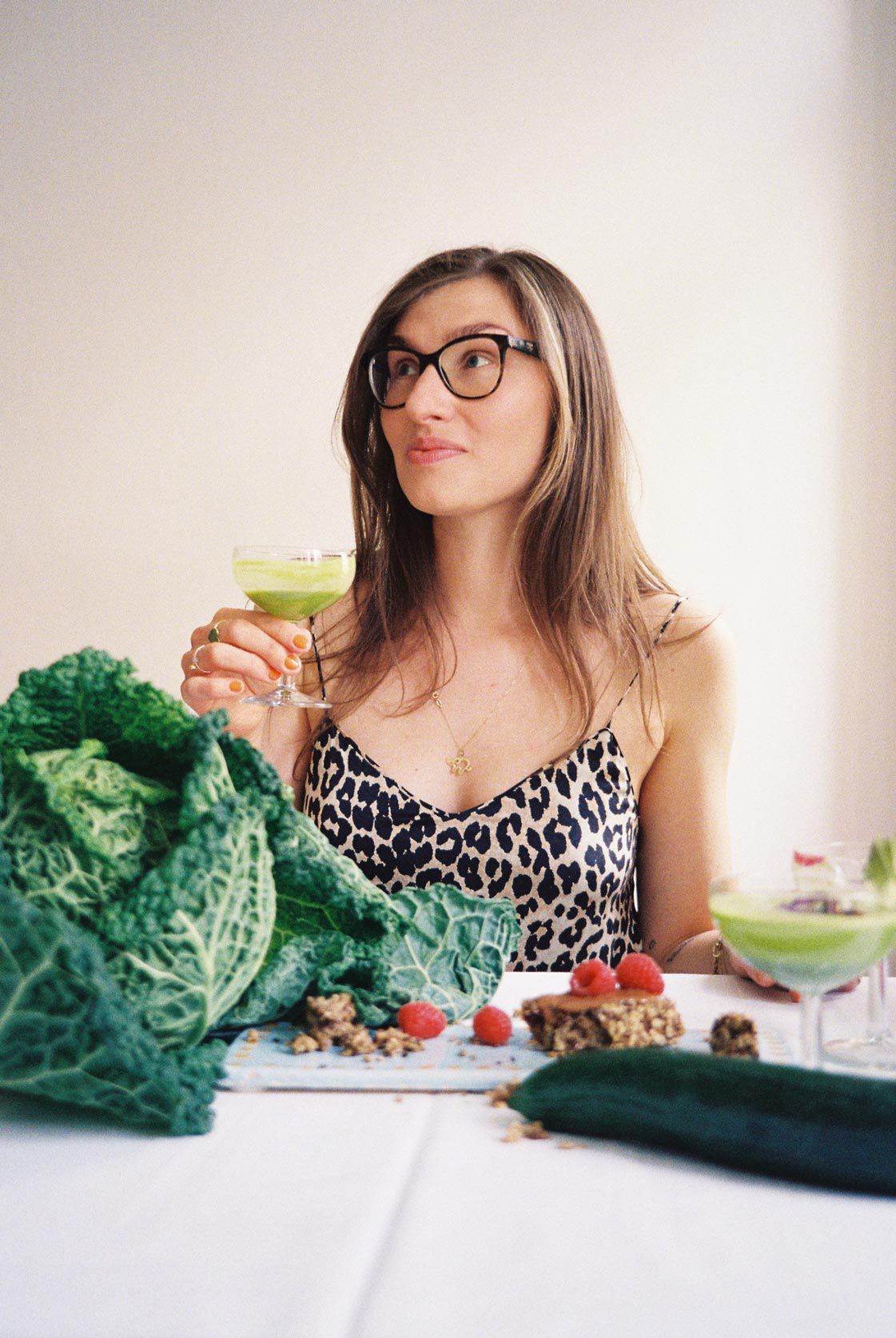 Michelle sitzt an einem Tisch mit frischem Kohl 