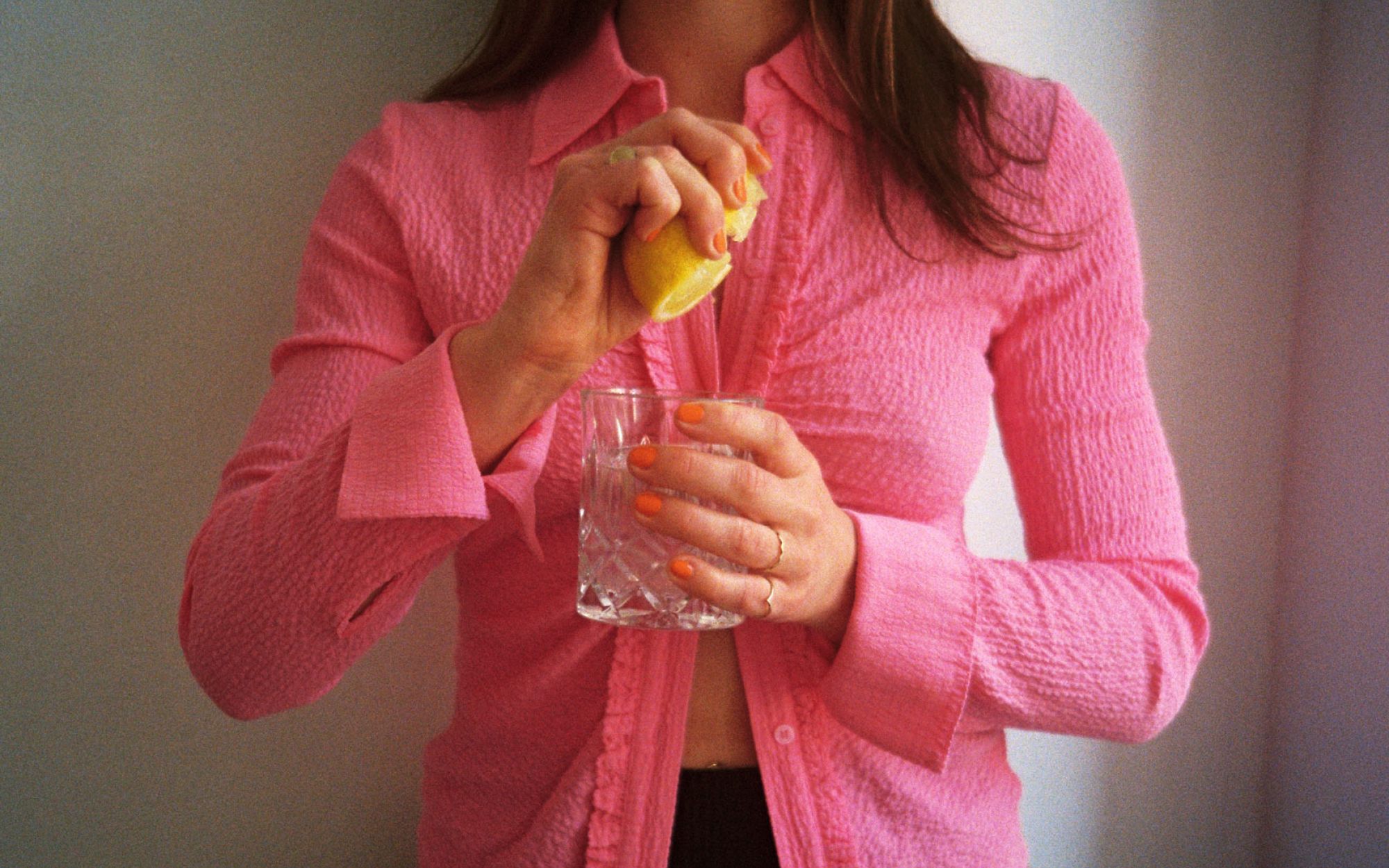 Michelle presst eine frische Zitrone aus