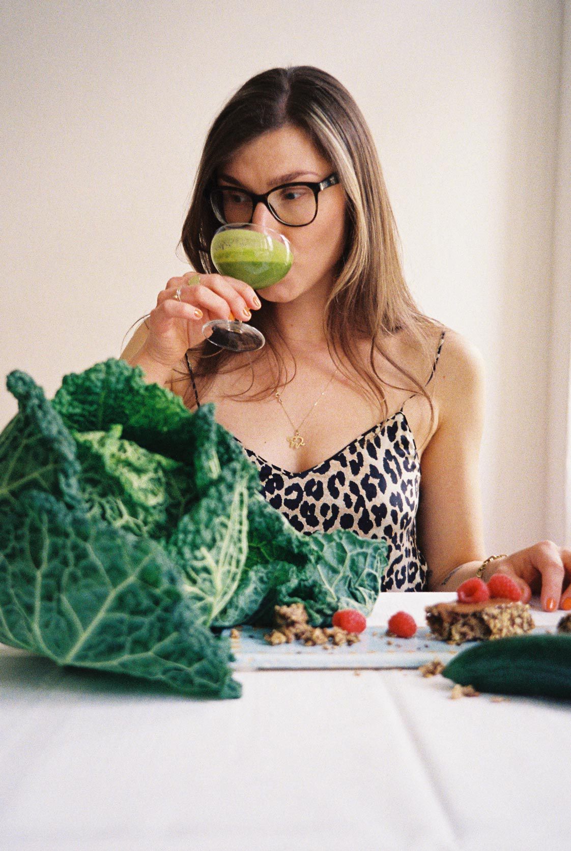 Michelle genießt ein frisch gepressten Saft