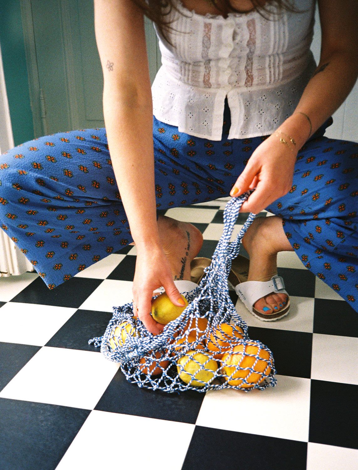 Einkaufsnetz mit frischen Zitrusfrüchten 