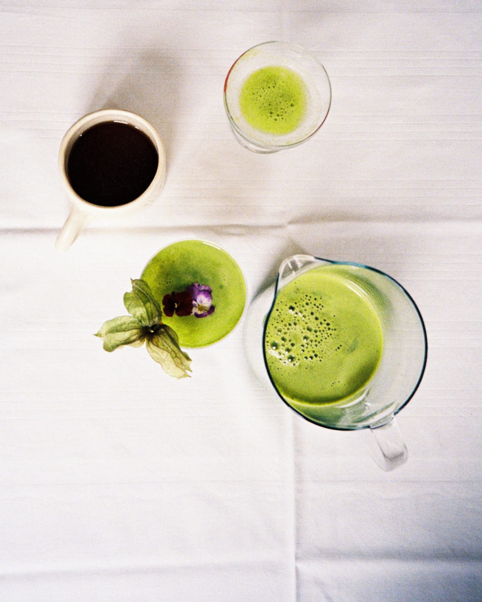 frisch gepresster grüner Saft am gemütlichen Tisch - ein nutrilicious Moment 