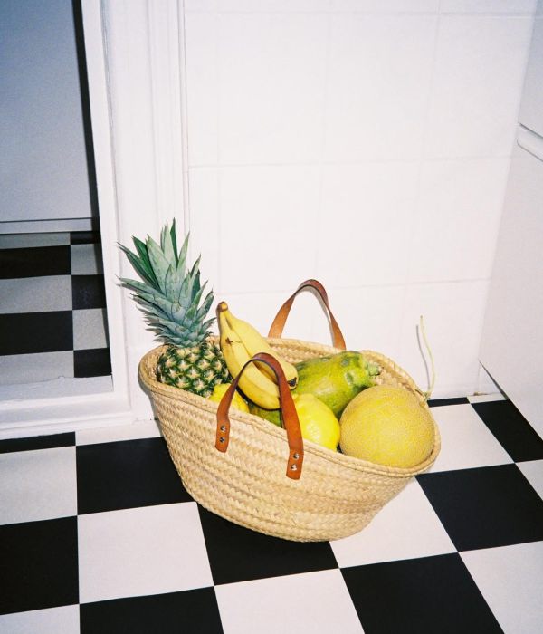 Obstkorb prall gefüllt steht im Flur 