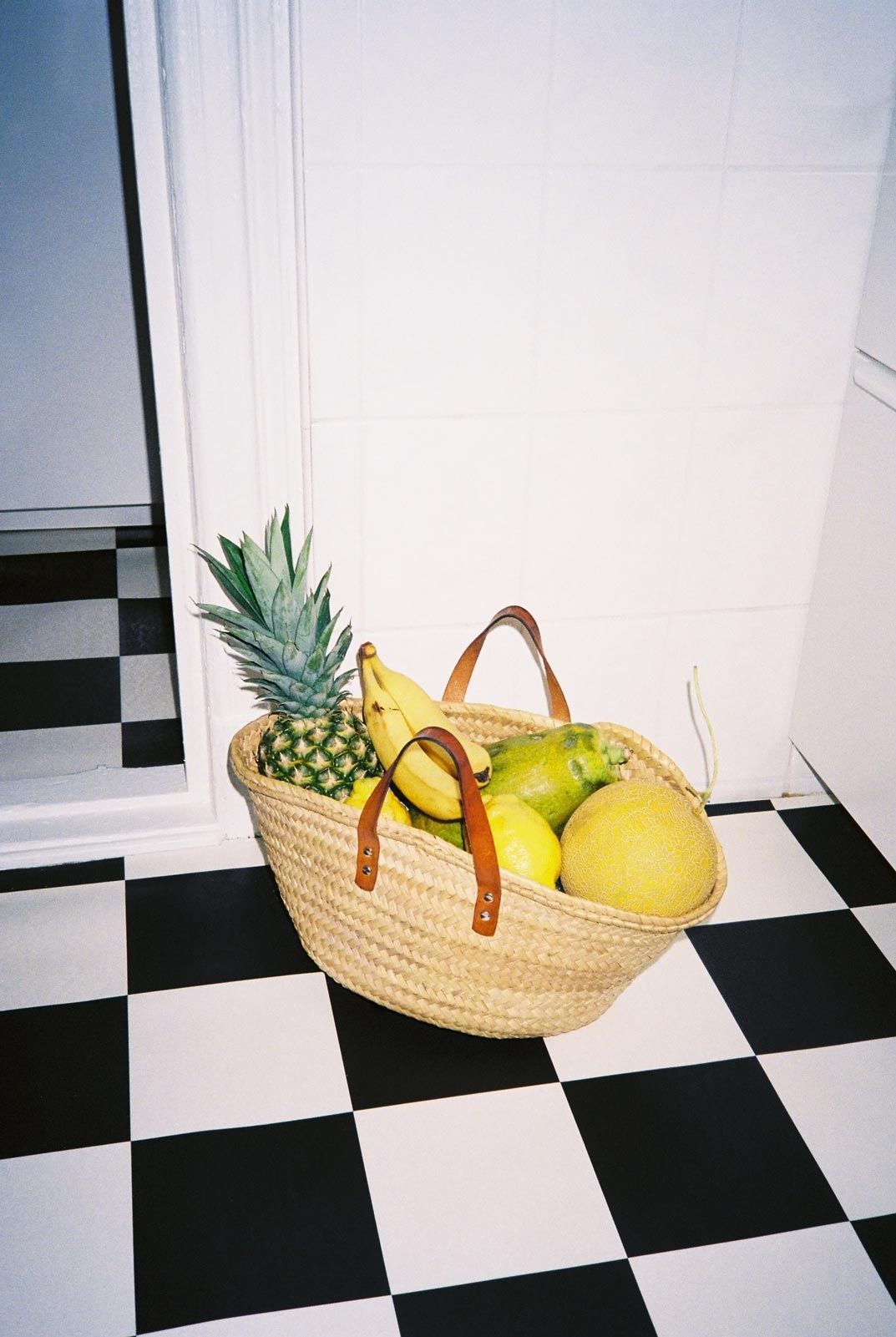 großer Obstkorb mit frischen Früchten 