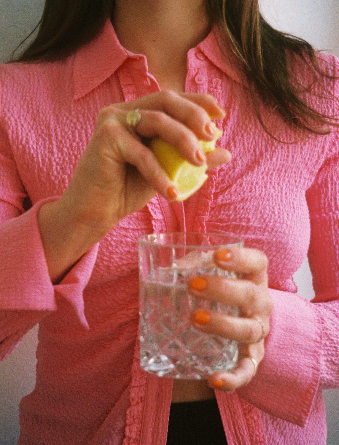 Michelle presst eine frische Zitrone in ein Glas