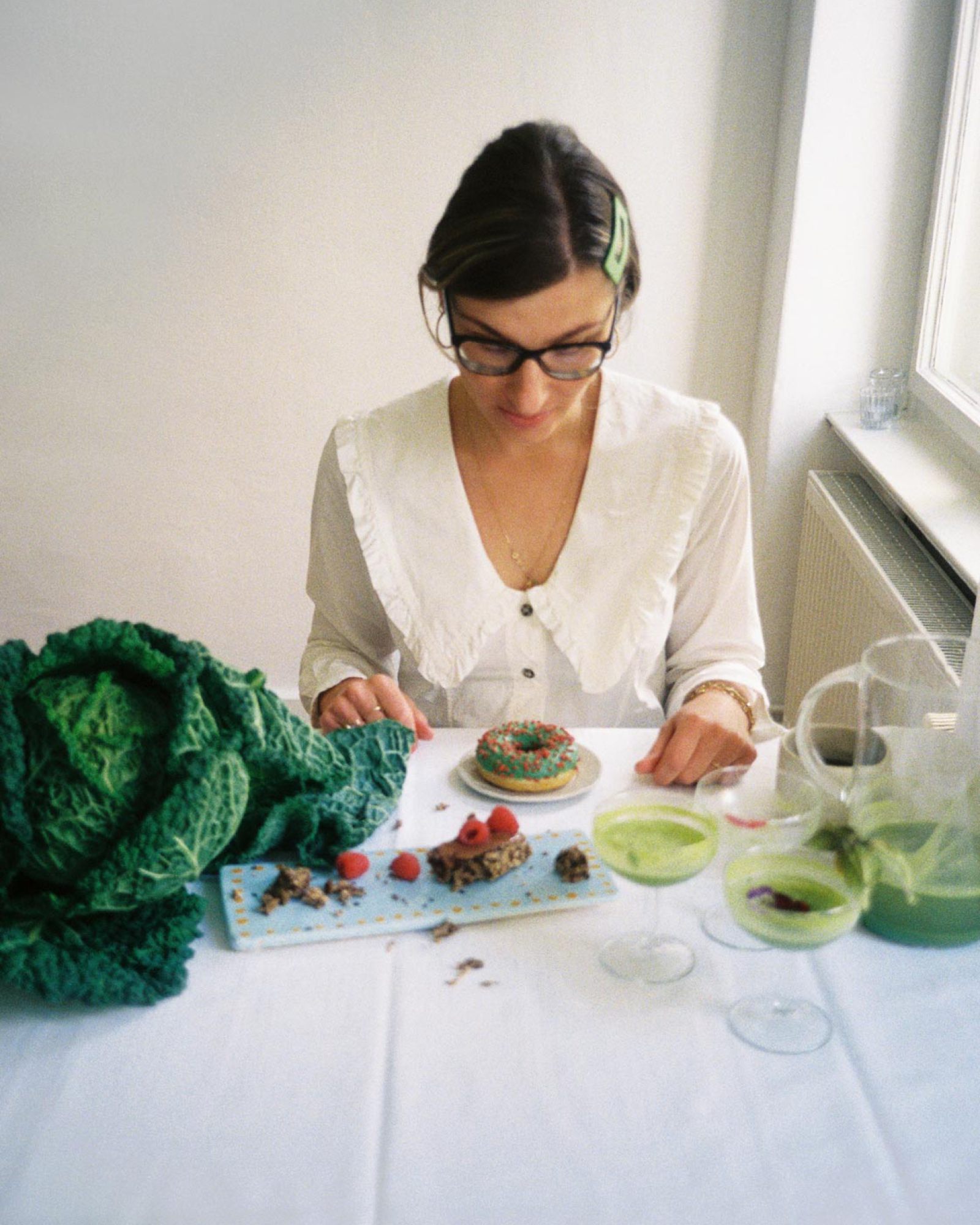 Michelle sitzt beim Zubereitung frischer Produkte am Tisch
