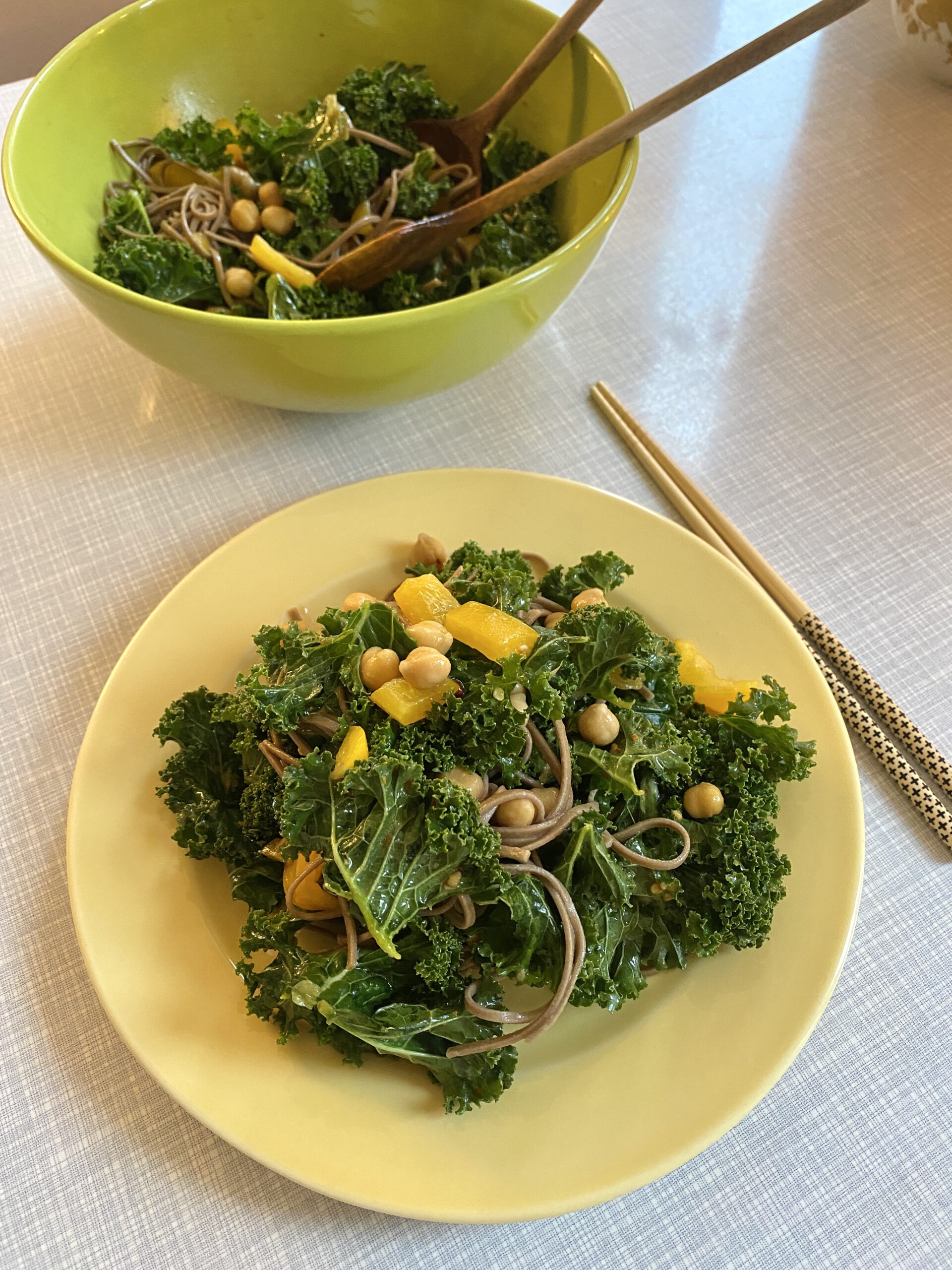 Grünkohlsalat mit Soba-Nudeln &amp; Tahin-Dressing - nutrilicious