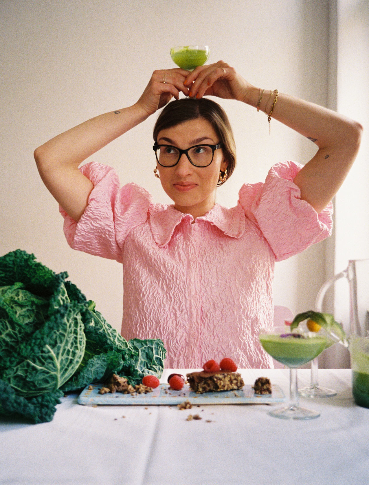 Michelle hat Spaß beim Trinken von grünem, frische gepressten Saft