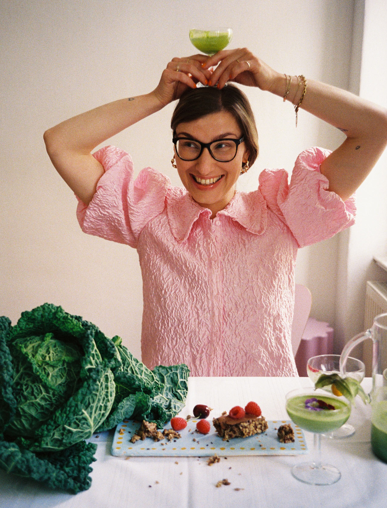 nutrilicious bringt Spaß beim Essen - Michelle lacht beim Safttrinken