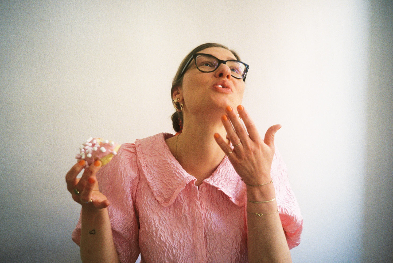 Nutrilicious Michelle lacht beim Essen eines leckeren Donut