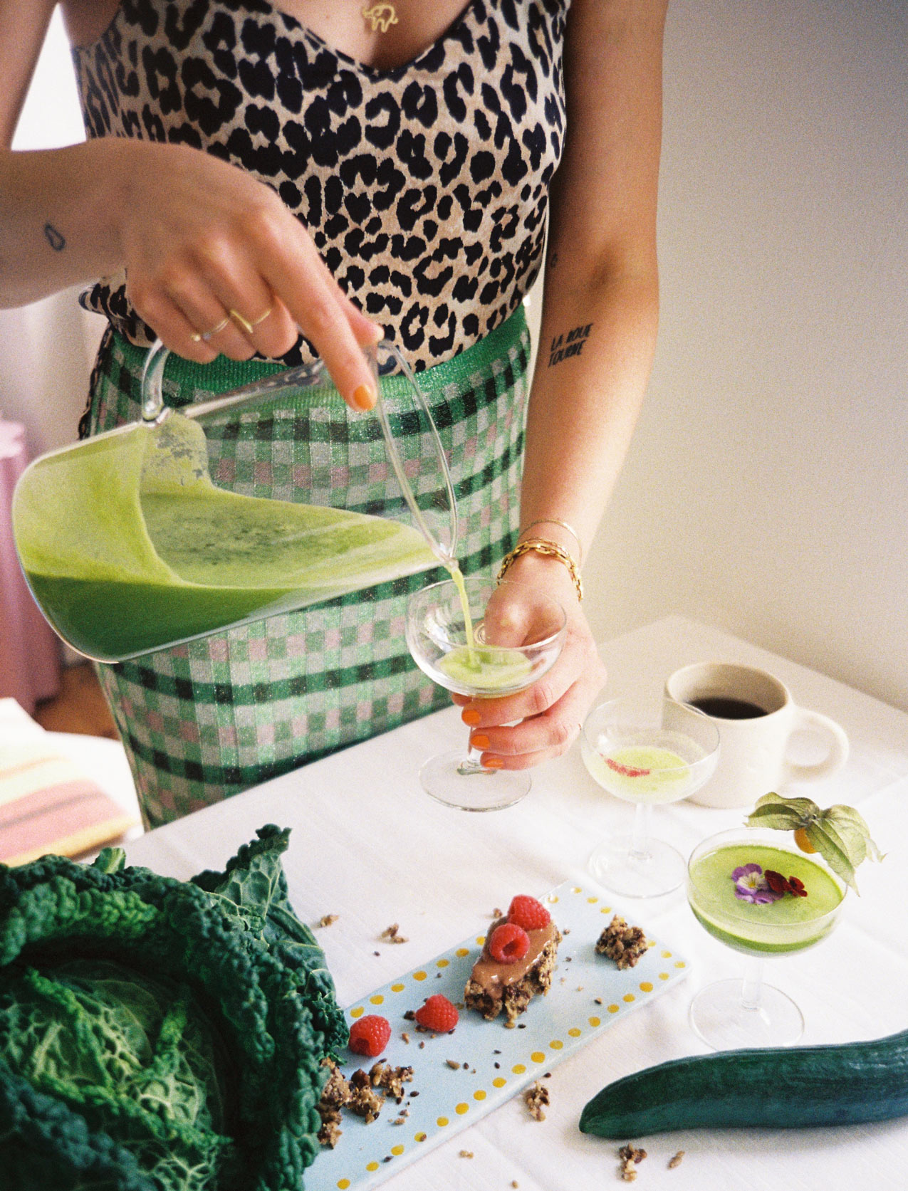 frisch gepresster grüner Saft wird gerade eingegossen