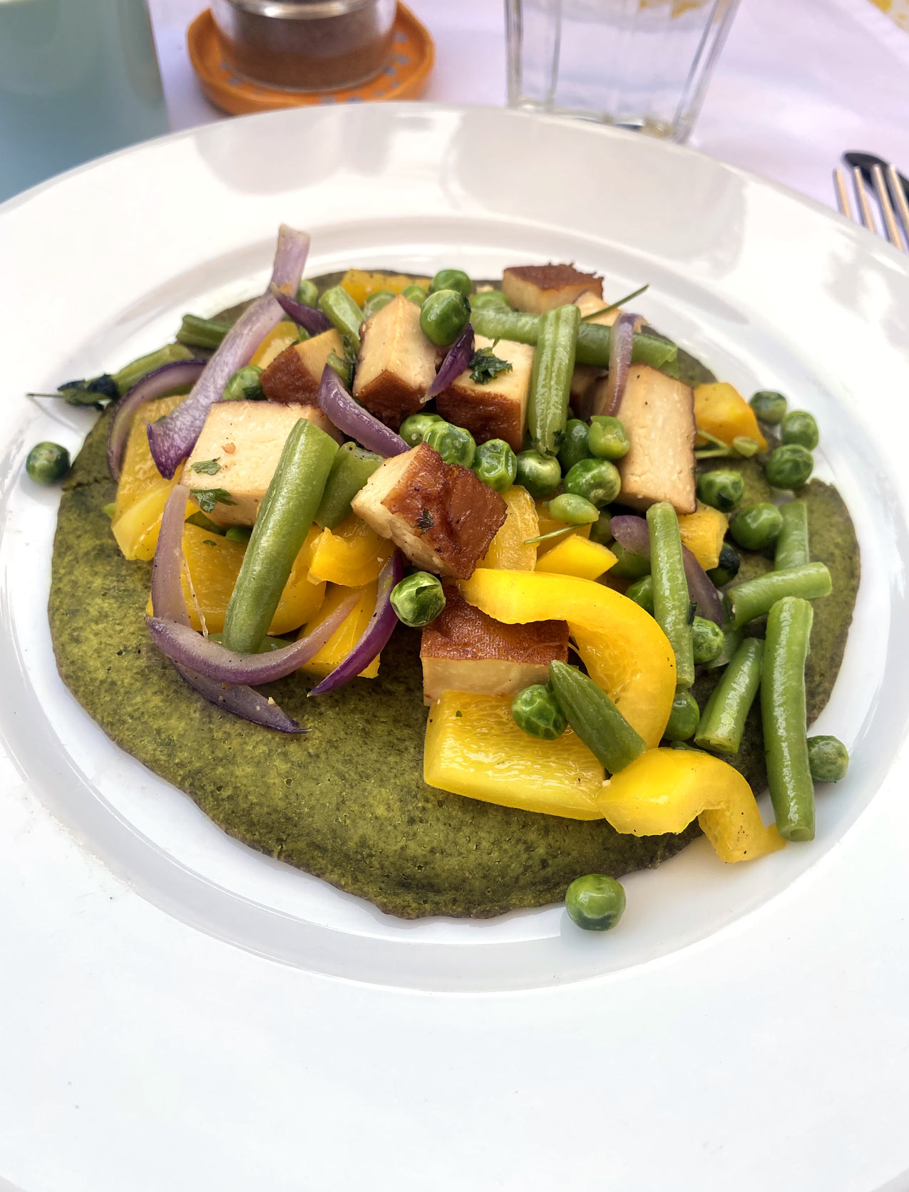 Spinat-Buchweizen-Pancakes mit Gemüse und Räuchertofu frisch angerichtet